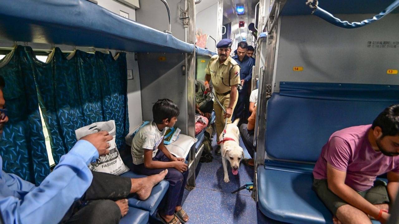 Train Ticket Rules: ৪ জন ঘুরতে যাচ্ছেন, দুজনের টিকিট কনফার্ম হল না! ট্রেনে কি উঠতে পারবেন?