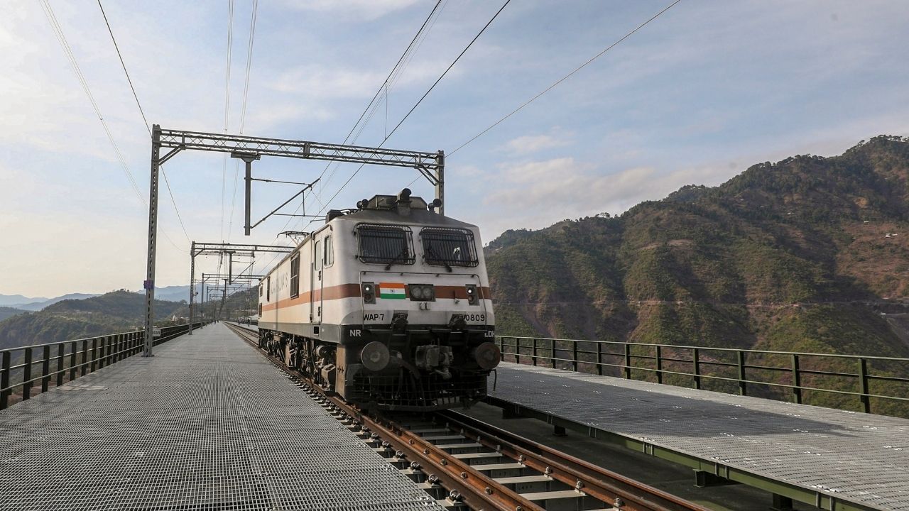Railways: ড্রাইভ করতে হবে না, ট্রেনে চাপিয়েই নিয়ে যান আস্ত গাড়ি Railways: ড্রাইভ করতে হবে না, ট্রেনে চাপিয়েই নিয়ে যান আস্ত গাড়ি