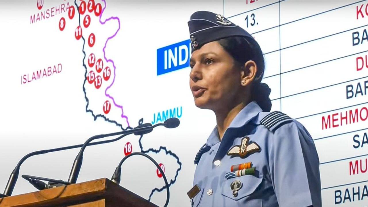 Wing Commander Vyomika Singh: দেশকে ঐতিহাসিক মুহূর্তের সাক্ষী করালেন উইং কম্যান্ডার ভোমিকা, কে এই সিঁদুর অপারেশন ব্রিফ করা আকাশকন্যা?