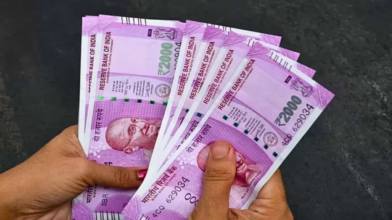 2000 Rupee Note: তুলে নিয়েছে সরকার, এখনও বৈধ ২০০০-এর নোট! বাজারে এখনও রয়েছে ৬ হাজার ১৮১ কোটি!
