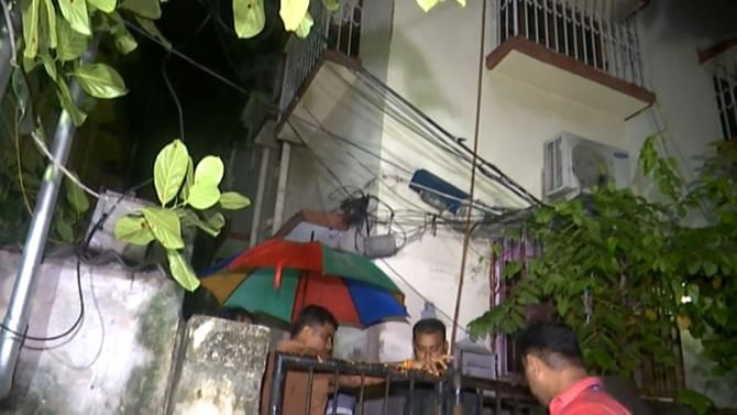 সকাল থেকে খোলেনি দরজা, সন্ধেয় ৩ জনের দেহ উদ্ধার, হাড়হিম ঘটনা কসবায় সকাল থেকে খোলেনি দরজা, সন্ধেয় ৩ জনের দেহ উদ্ধার, হাড়হিম ঘটনা কসবায়