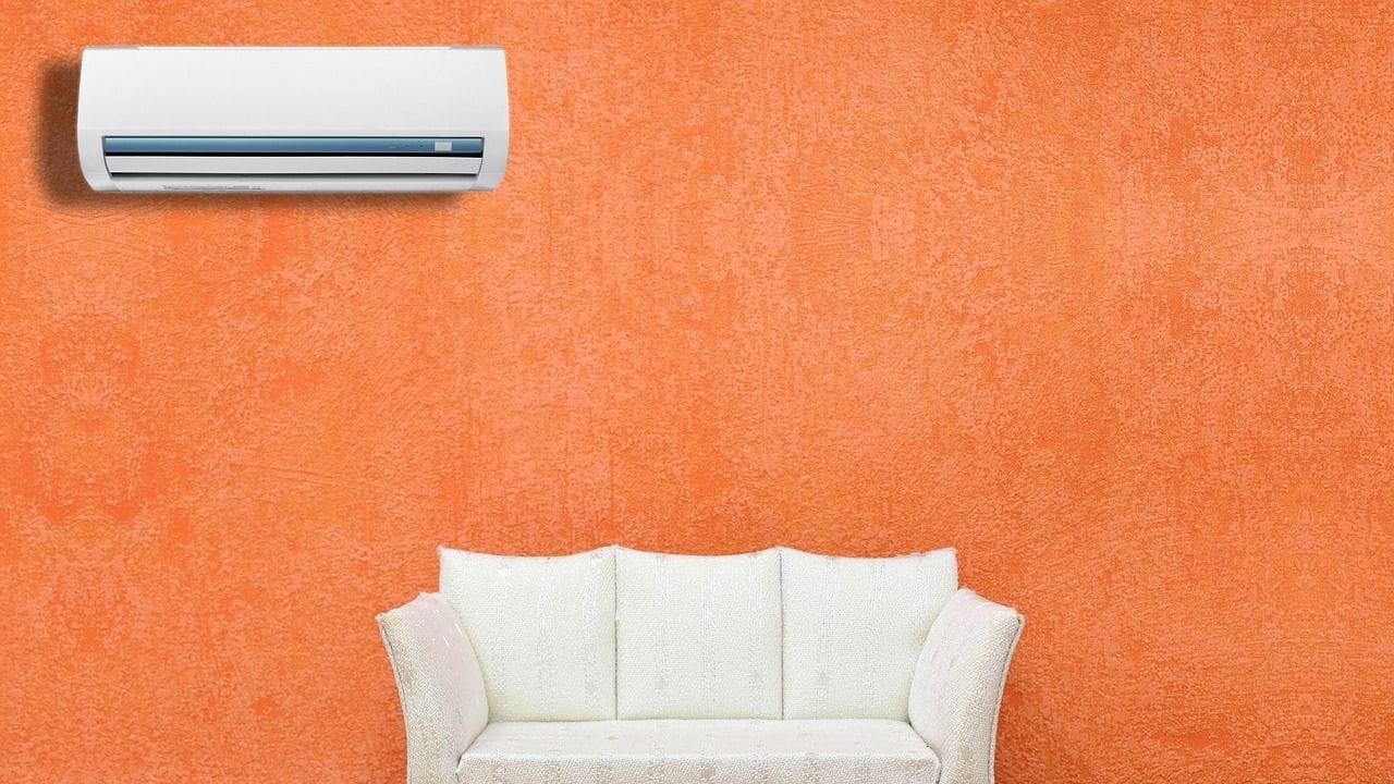 ধরুন আপনার বাড়িতে ১.৫ টনের ৫ স্টার ইনভার্টার এসি থাকে, তাহলে ২৪ ডিগ্রি তাপমাত্রায় এসি চললে প্রতি ঘণ্টায় ১ কিলোওয়াট খরচ হয়। সেখানেই তাপমাত্রা বাড়িয়ে ২৫ ডিগ্রি করলে, আপনার প্রতি ঘণ্টায় ৫০ ওয়াট করে বিদ্যুৎ সাশ্রয় হবে। 