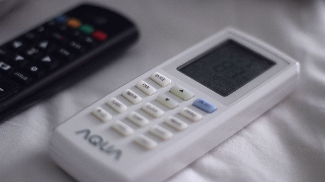 যদি দিনে ৮ ঘণ্টা এসি চলে, তবে ১ ডিগ্রি তাপমাত্রা বাড়িয়েও আপনার দিনে ৩ থেকে ৫ টাকা সাশ্রয় হবে। সেই হিসাবে মাসে ১০০-১৫০ টাকা এবং বছরে ১২০০ থেকে ২০০০ টাকা পর্যন্ত সাশ্রয় হতে পারে। 