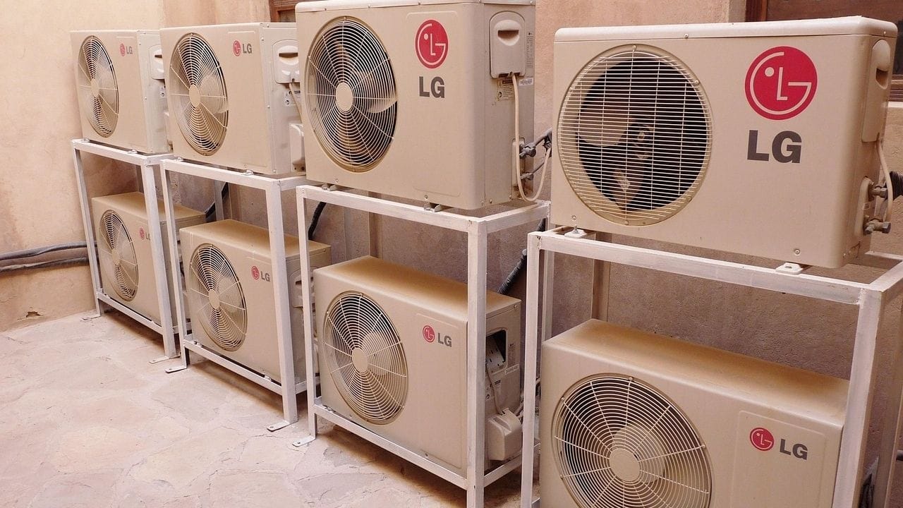 এছাড়া ঘরের তাপমাত্রা, এসির মেইনটেন্যান্স, ফ্যানের ব্যবহারও এসির উপরে চাপ কমায়। যার ফলে বিদ্যুতের বিল কম আসে। 