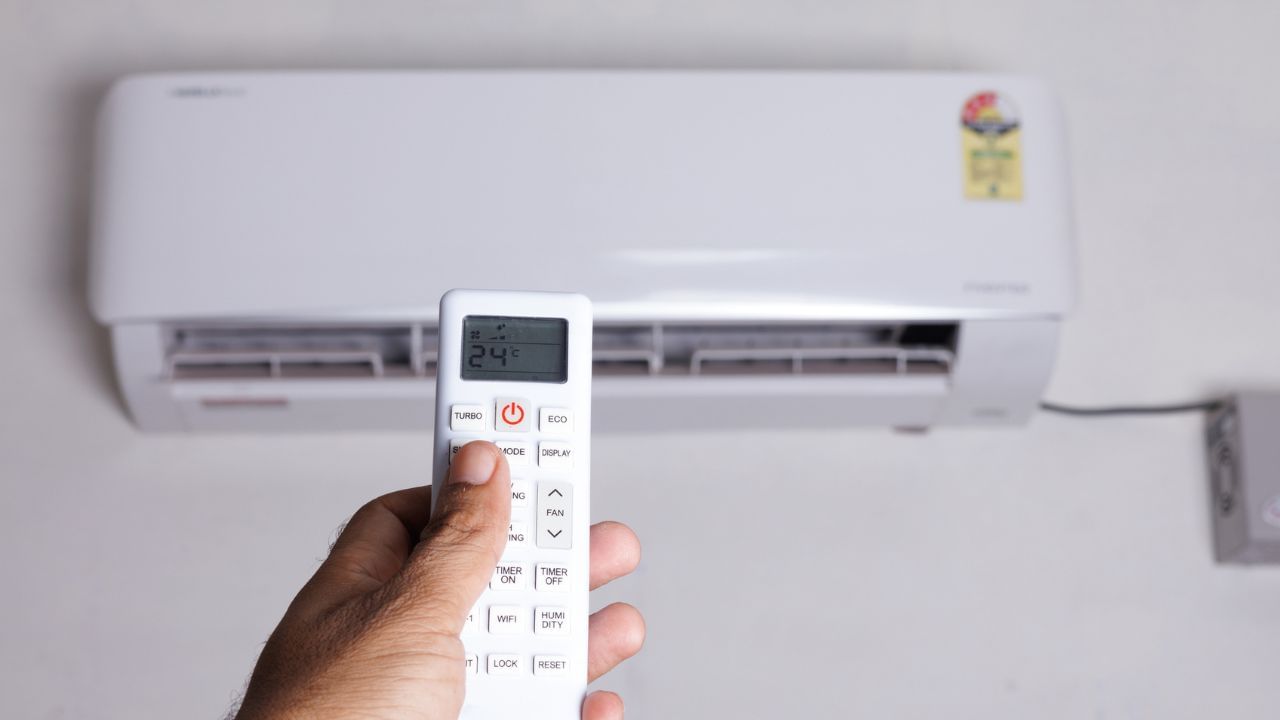 চড়া গরমে AC চালিয়েও মিলবে না Chilled ঠান্ডা, এবার নতুন নিয়ম আনছে সরকার! চড়া গরমে AC চালিয়েও মিলবে না Chilled ঠান্ডা, এবার নতুন নিয়ম আনছে সরকার!