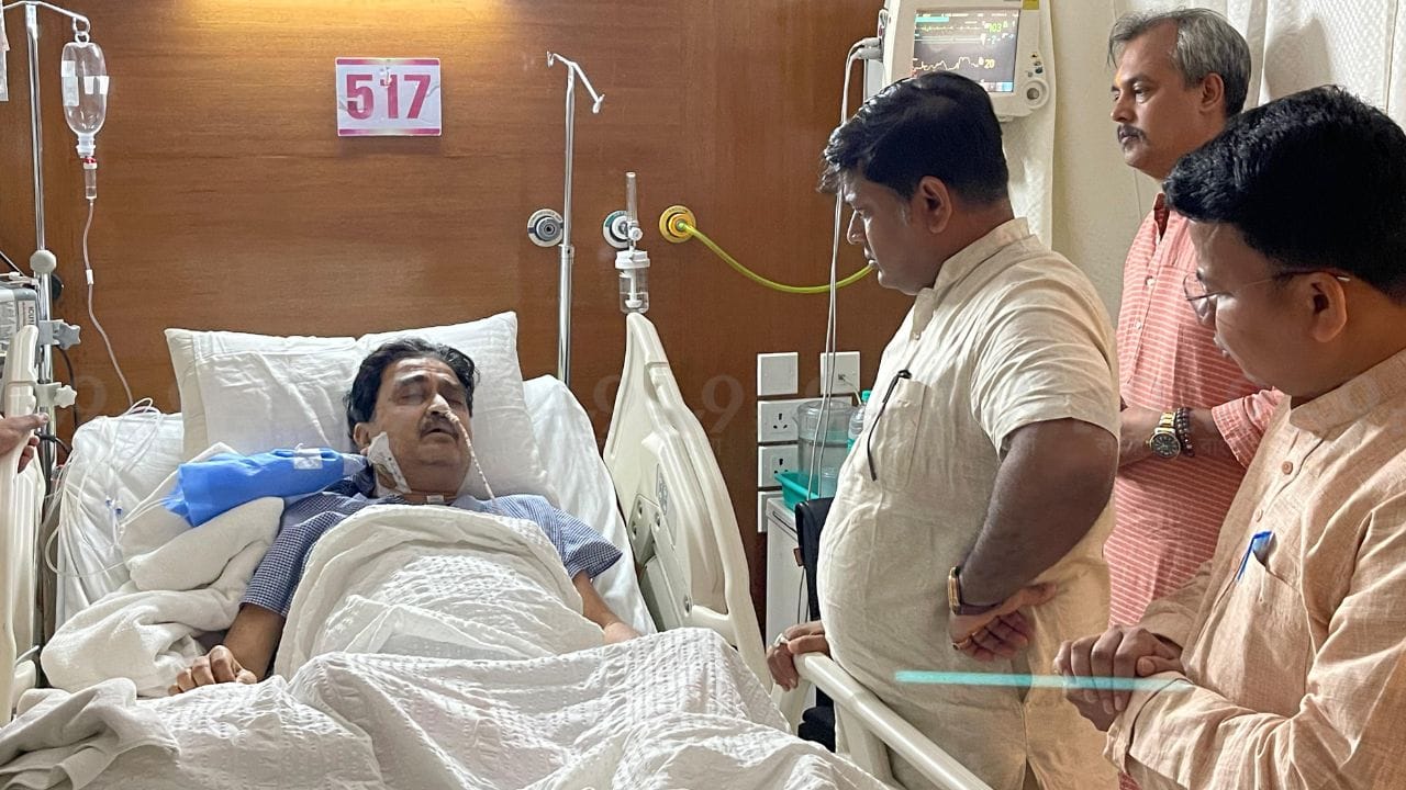 Abhijit Gangopadhyay: নাকে ঢোকানো নল, শীর্ণকায় অবস্থা, সামনে এল অভিজিৎ গঙ্গোপাধ্যায়ের ছবি, হাসপাতাল থেকে বেরিয়ে কী বললেন সুকান্ত? Abhijit Gangopadhyay: নাকে ঢোকানো নল, শীর্ণকায় অবস্থা, সামনে এল অভিজিৎ গঙ্গোপাধ্যায়ের ছবি, হাসপাতাল থেকে বেরিয়ে কী বললেন সুকান্ত?