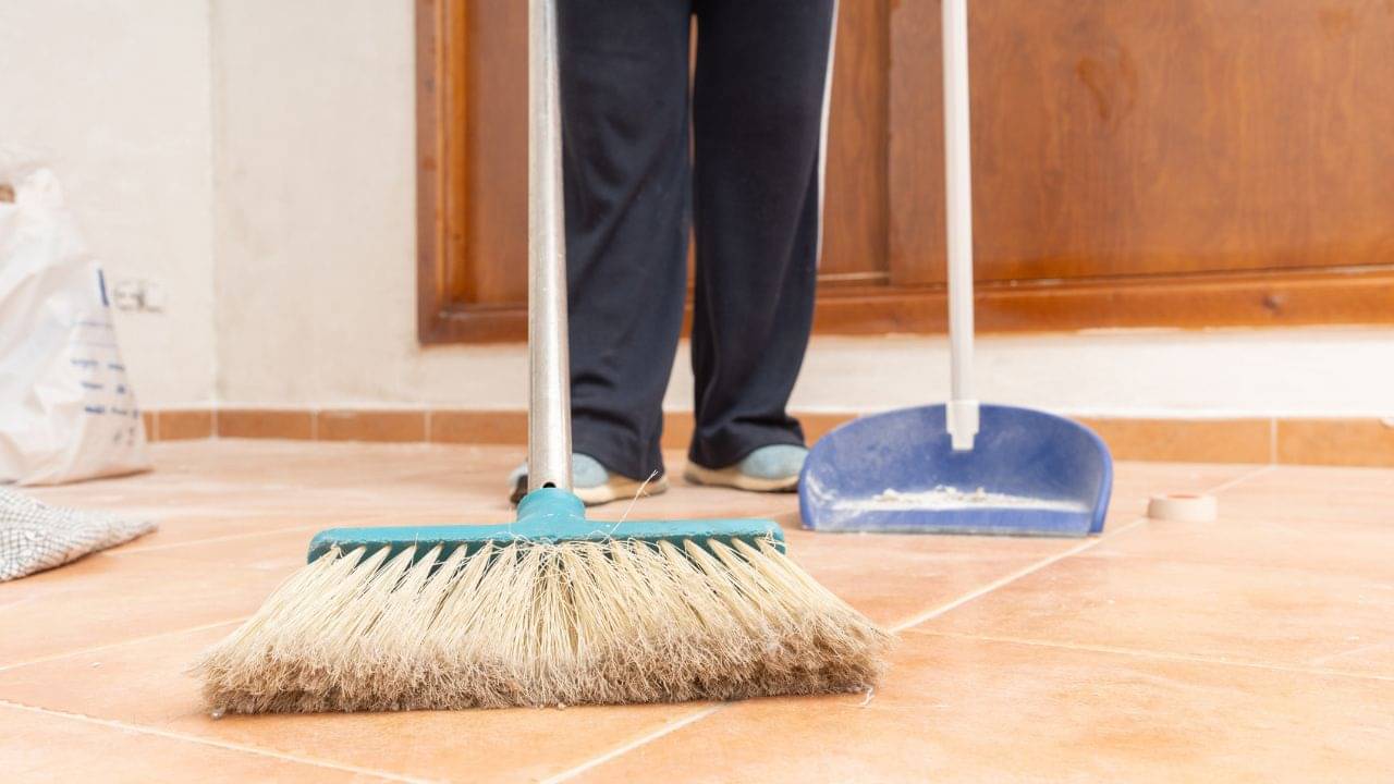 Vastu Tips: সন্ধেবেলা বাড়িতে ঝাঁট দেন? অজান্তে জীবনে ডেকে আনছেন মহাবিপদ!