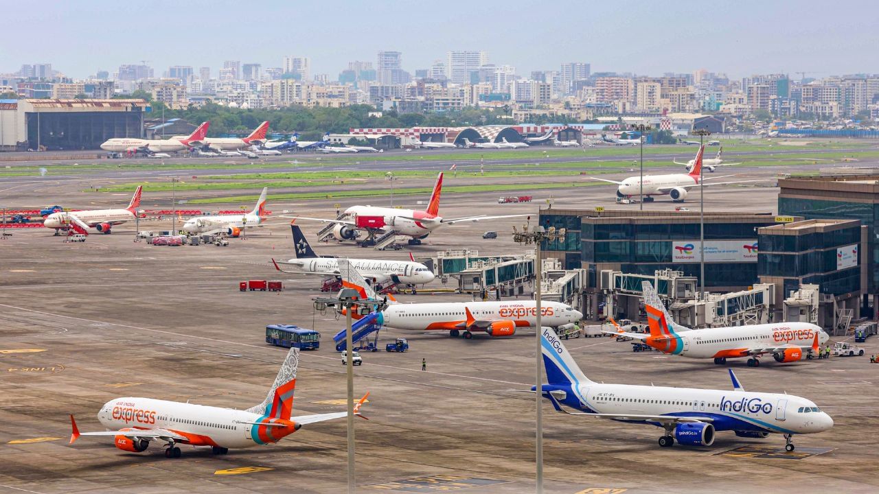Air India Flight 171: তবে কি এবার বসিয়ে দেওয়া হবে এয়ার ইন্ডিয়ার সমস্ত ড্রিমলাইনার বিমান? Air India Flight 171: তবে কি এবার বসিয়ে দেওয়া হবে এয়ার ইন্ডিয়ার সমস্ত ড্রিমলাইনার বিমান?