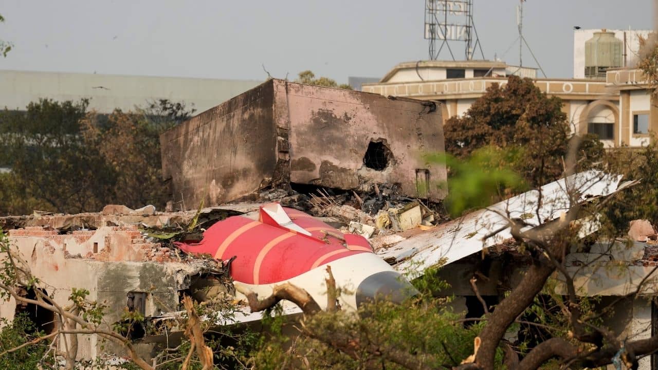 Air India Flight Crash: ব্ল্যাকবক্স উদ্ধার হলেও বিশবাঁও জলে তদন্ত, তন্নতন্ন করে কী খুঁজছে উদ্ধারকারী দল?