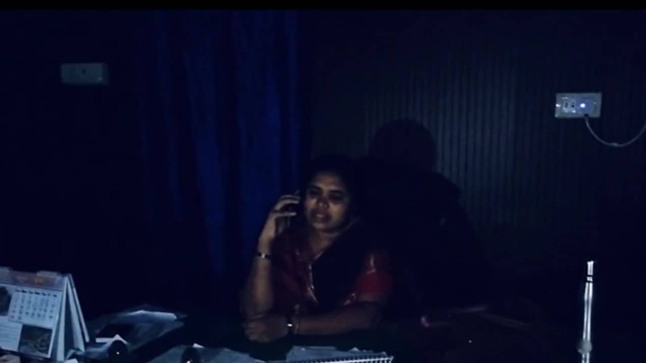 Arambagh: রাস্তার দাবি, বিডিও অফিসের মেইন সুইচ বন্ধ করে আধিকারিকদের আটকে বিক্ষোভ