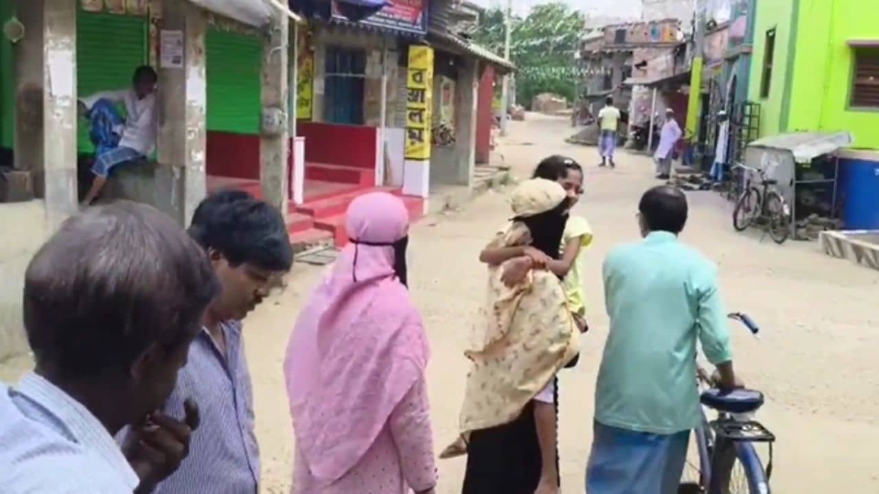 Arambag: ইদে গরমের বিকালে পাড়ায় এসেছিলেন ফুচকাওয়ালা...সন্ধ্যা হতেই গ্রাম জুড়ে পড়ল গেল গেল রব...