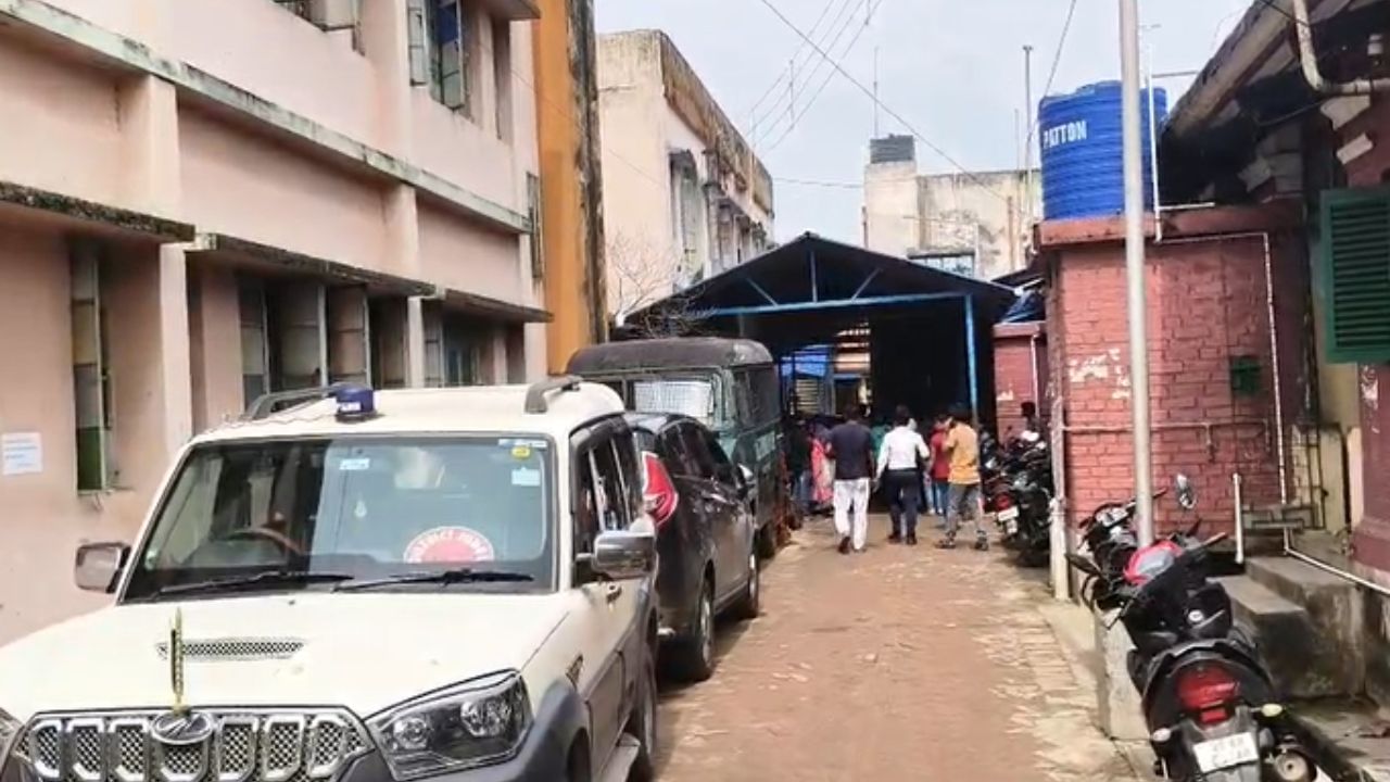 Hooghly: TMC নেতার মাথায় গুলি করে খুন, দোষী সাব্যস্ত ১৯ জন Hooghly: TMC নেতার মাথায় গুলি করে খুন, দোষী সাব্যস্ত ১৯ জন