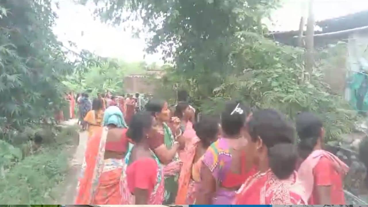 Arambagh: শরীরে একটা সুতো পর্যন্ত নেই, তান্ত্রিকের ঝাড়ফুঁকে যা হল...