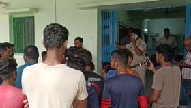 ডিউটিতে থাকাকালীন নিরাপত্তারক্ষীর ঝুলন্ত দেহ উদ্ধার, কারণ ঘিরে ধোঁয়াশা ডিউটিতে থাকাকালীন নিরাপত্তারক্ষীর ঝুলন্ত দেহ উদ্ধার, কারণ ঘিরে ধোঁয়াশা