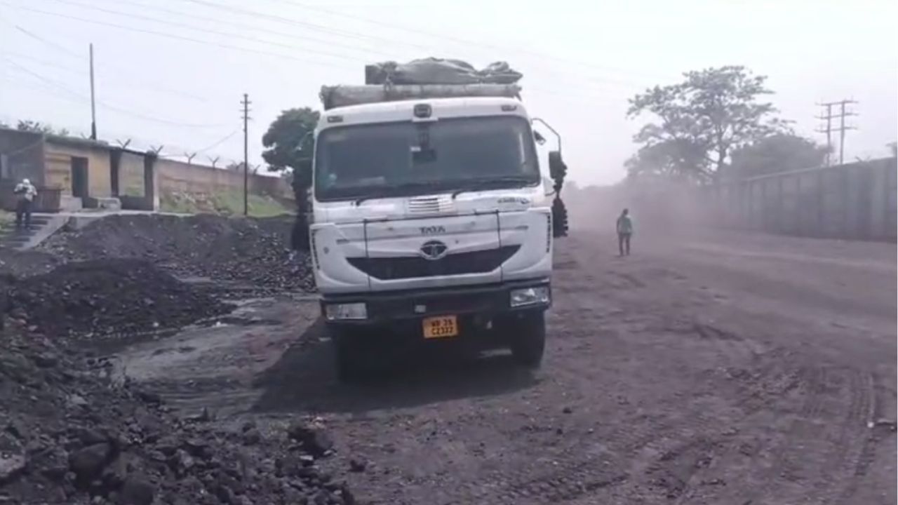 Asansol: ডাম্পার ভর্তি কয়লা ছিল, আচমকা উধাও হয়ে গেল, তার বদলে কী এল জানেন? Asansol: ডাম্পার ভর্তি কয়লা ছিল, আচমকা উধাও হয়ে গেল, তার বদলে কী এল জানেন?