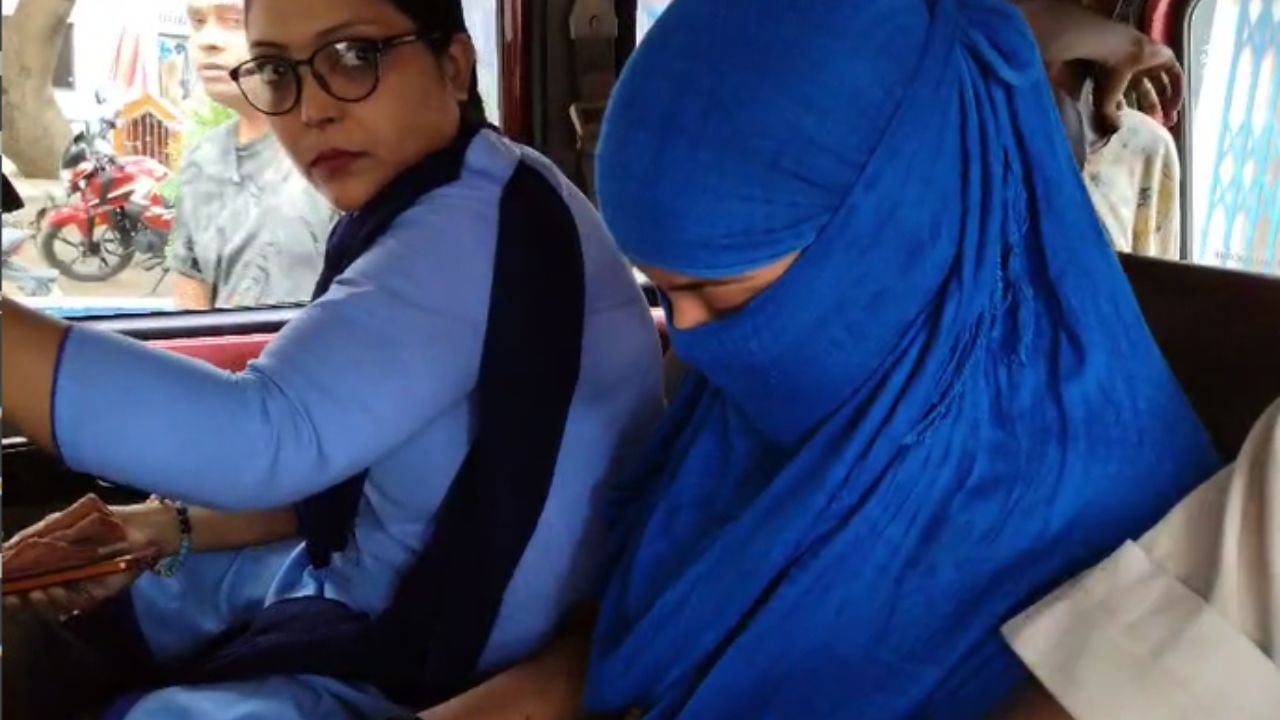 Asansol: গলা দিয়ে গলগলিয়ে বেরোচ্ছে রক্ত, যুবক খুনে গ্রেফতার মহিলা সহকর্মী Asansol: গলা দিয়ে গলগলিয়ে বেরোচ্ছে রক্ত, যুবক খুনে গ্রেফতার মহিলা সহকর্মী