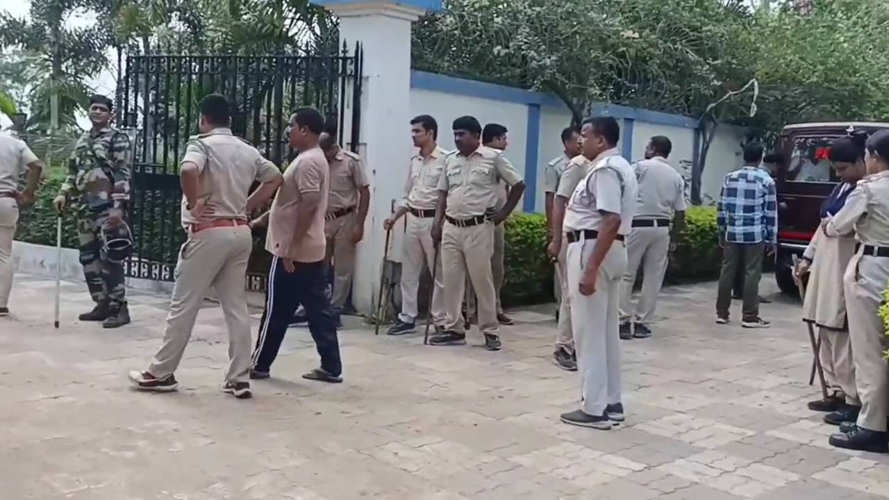 Burdwan: বাড়িতে সন্তান রেখে পাড়ার যুবককে ‘বিয়ে’ স্ত্রীর, কিছু সময়ের মধ্যেই ঘর থেকে উদ্ধার হল স্বামীর ঝুলন্ত দেহ