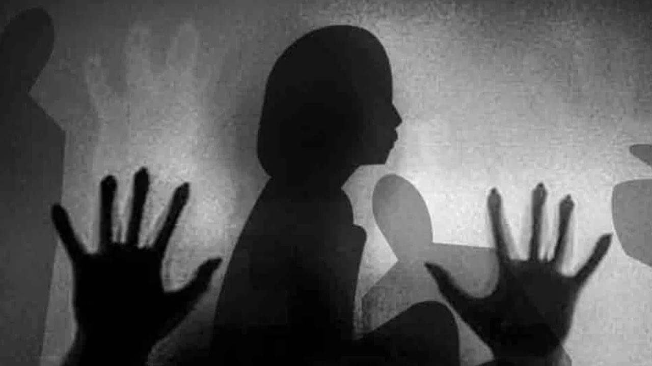 ৩ মাসের গর্ভবতী নবম শ্রেণির ছাত্রী! মা-বাবা চেপে ধরতেই যা বলল, দুঃস্বপ্নেও ভাবেনি কেউ