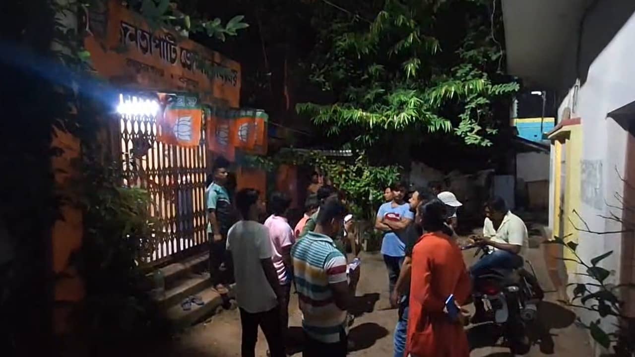 Bankura: মন্ত্রীর স্বামীর গায়ে হাত! দুষ্কৃতীদের খোঁজে মাঝরাতে BJP-র জেলা কার্যালয়ে ঢুকে ভাঙচুরের অভিযোগ পুলিশের বিরুদ্ধে