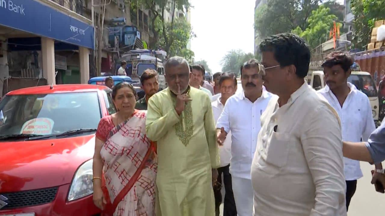 KMC: রাস্তাতেই বচসায় জড়ালেন তৃণমূল ও বিজেপি কাউন্সিলররা, মুখে আঙুল দিয়ে চুপ করালেন মেয়র পারিষদ