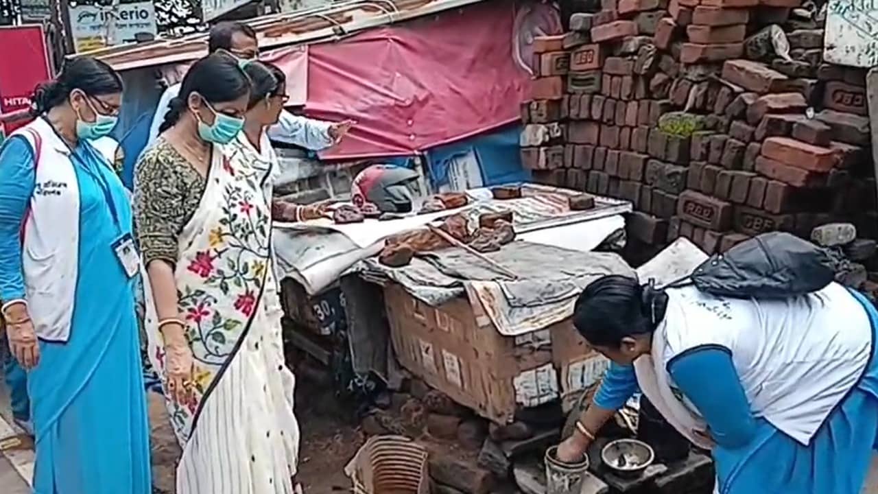 Dengue: ডেঙ্গির লার্ভার খোঁজ মিলতেই জমা জল সরালেন খোদ পুরপ্রধান, ‘সবটাই নাটক’, কটাক্ষ বিজেপির