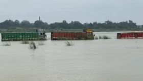 বালি বোঝাই করতে গিয়ে ভয়ঙ্কর পরিণতি, দারকেশ্বরের জলে ডুবল একাধিক লরি বালি বোঝাই করতে গিয়ে ভয়ঙ্কর পরিণতি, দারকেশ্বরের জলে ডুবল একাধিক লরি