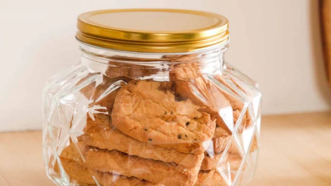 কৌটোয় বিস্কুট রাখলেই নরম হয়ে যায়? মুচমুচে রাখুন এই কায়দায়