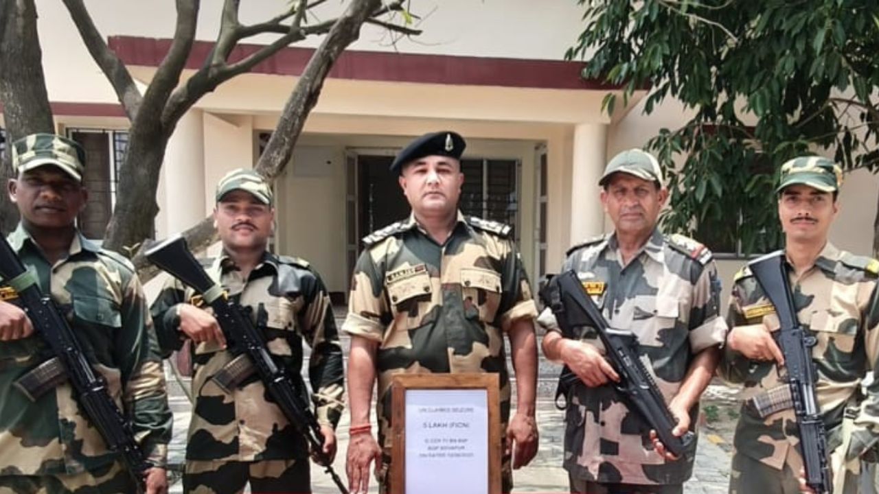 BSF Jawans News: সীমান্তে প্যাকেট দেখেই দৌড়ে গিয়ে স্যরকে ডাকলেন BSF জওয়ান, তারপরই মালদহ সীমান্তে জোর অ্যাকশন