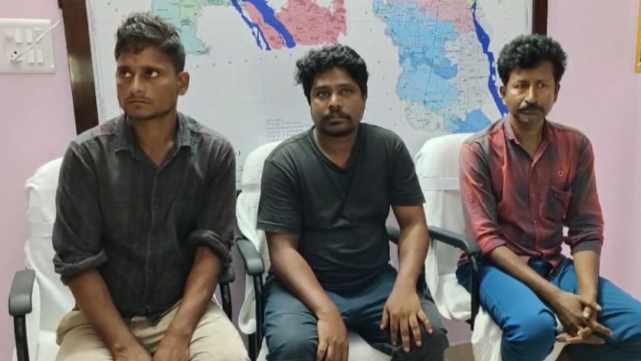 Coochbehar: 'পুলিশের চাপ, ফ্ল্যাগ মিটিং করল BSF', বাংলাদেশ থেকে ফিরলেন 'পুশ ব্যাক' হওয়া বাংলার ৩ শ্রমিক Coochbehar: 'পুলিশের চাপ, ফ্ল্যাগ মিটিং করল BSF', বাংলাদেশ থেকে ফিরলেন 'পুশ ব্যাক' হওয়া বাংলার ৩ শ্রমিক
