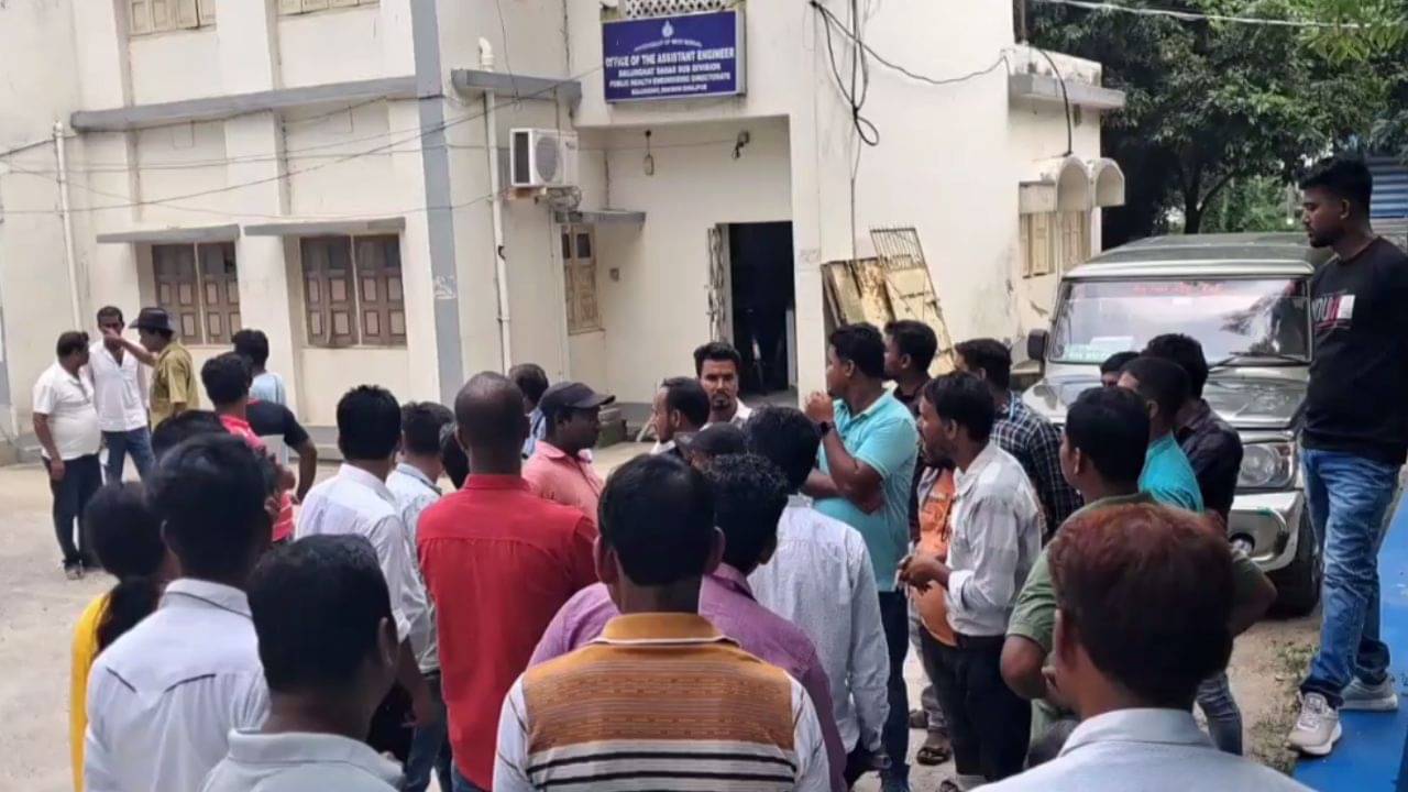 Balurghat: কম টাকা দিয়ে খাটানো হচ্ছিল? জল জীবন মিশন প্রকল্পে কর্মরতদের বড় অভিযোগ