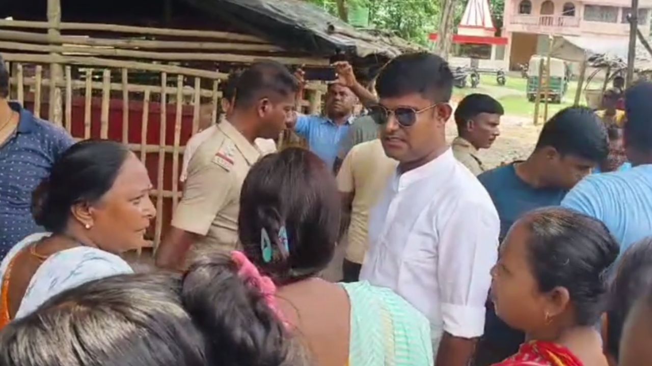 বাড়িতে ঢোকাত পরপুরুষদের? মা-মেয়েকে বুঝিয়ে দিলেন এলাকাবাসী বাড়িতে ঢোকাত পরপুরুষদের? মা-মেয়েকে বুঝিয়ে দিলেন এলাকাবাসী