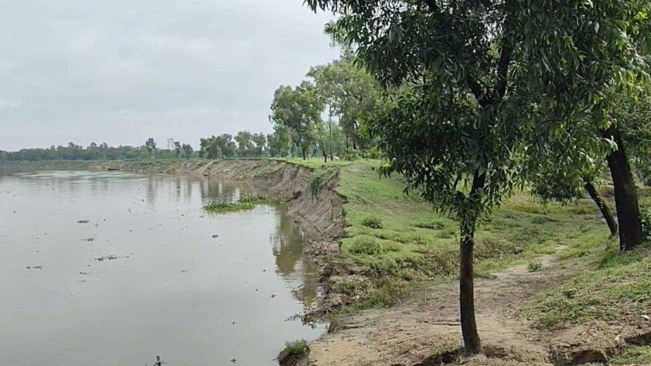 Balurghat: ক্রমশ শক্তি বাড়াচ্ছে আত্রেয়ী, আস্ত গ্রাম গিলবে বলে এগিয়ে আসছে