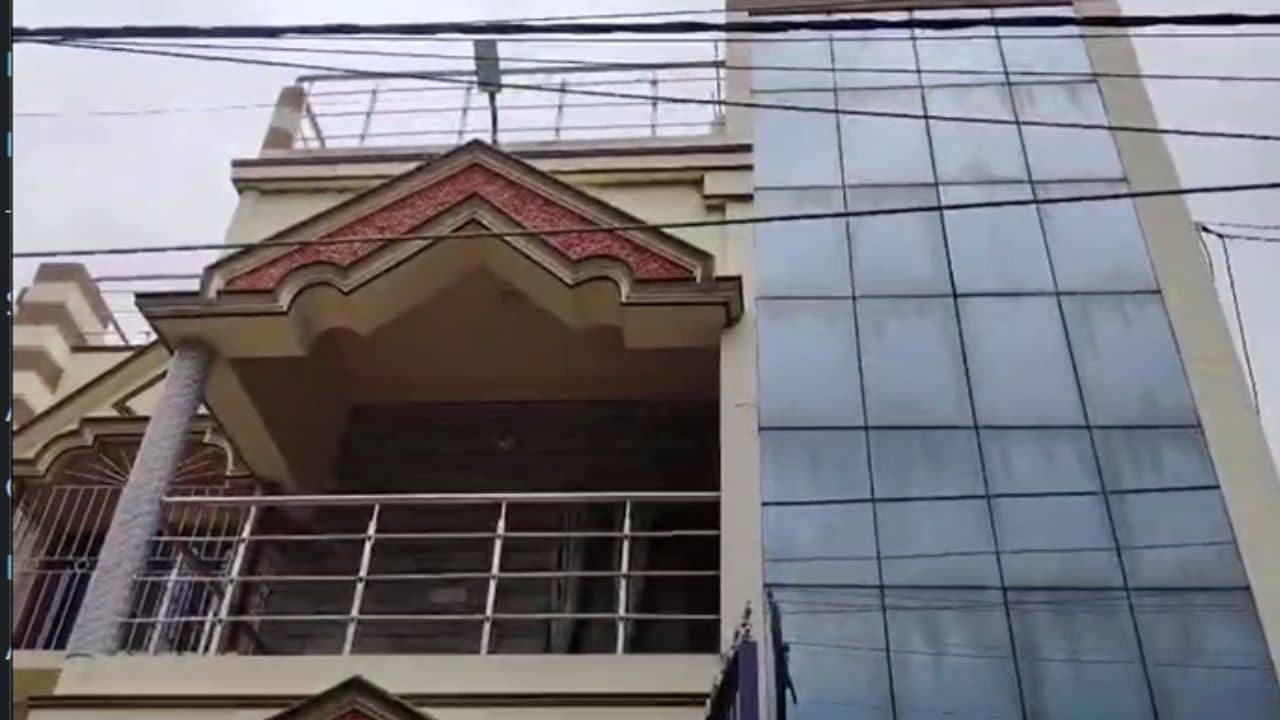 Harirampur: মুদি দোকানের সামনে দাঁড়ানো লঙ্কার গুঁড়োর প্যাকেটটাতেই নজর পড়েছিল... সেটাতেই নজর পড়ে দুঁদে কর্তাদের, তারপরই...