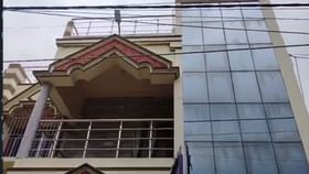 মুদি দোকানের সামনে দাঁড়ানো লঙ্কার গুঁড়োর প্যাকেটটাতেই নজর পড়েছিল.. মুদি দোকানের সামনে দাঁড়ানো লঙ্কার গুঁড়োর প্যাকেটটাতেই নজর পড়েছিল..