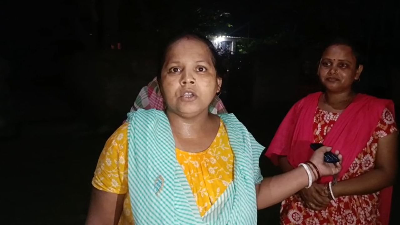 Balurghat: ‘কালকে তো আমার বরও ওর কাছে যেতে পারে…’, তরুণীকে হাতেনাতে ধরতেই পাড়া ছাড়া করতে পুলিশের দ্বারস্থ গ্রামের মহিলারা Balurghat: ‘কালকে তো আমার বরও ওর কাছে যেতে পারে…’, তরুণীকে হাতেনাতে ধরতেই পাড়া ছাড়া করতে পুলিশের দ্বারস্থ গ্রামের মহিলারা