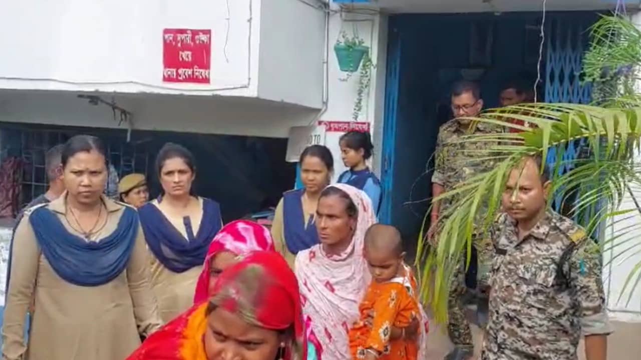 Bangladeshi: ‘দেশে ফিরতে চাই, তাই আত্মসমর্পণ’, দিনহাটা থেকে পুলিশ ধরতেই বলছে ১৬ বাংলাদেশি