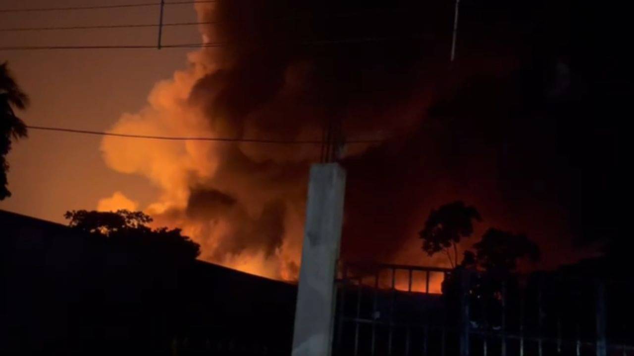 Barasat: দাউদাউ করে জ্বলছে কারখানা! খিদিরপুরের পর লেলিহান আগুন জাপটে ধরল শহরতলি