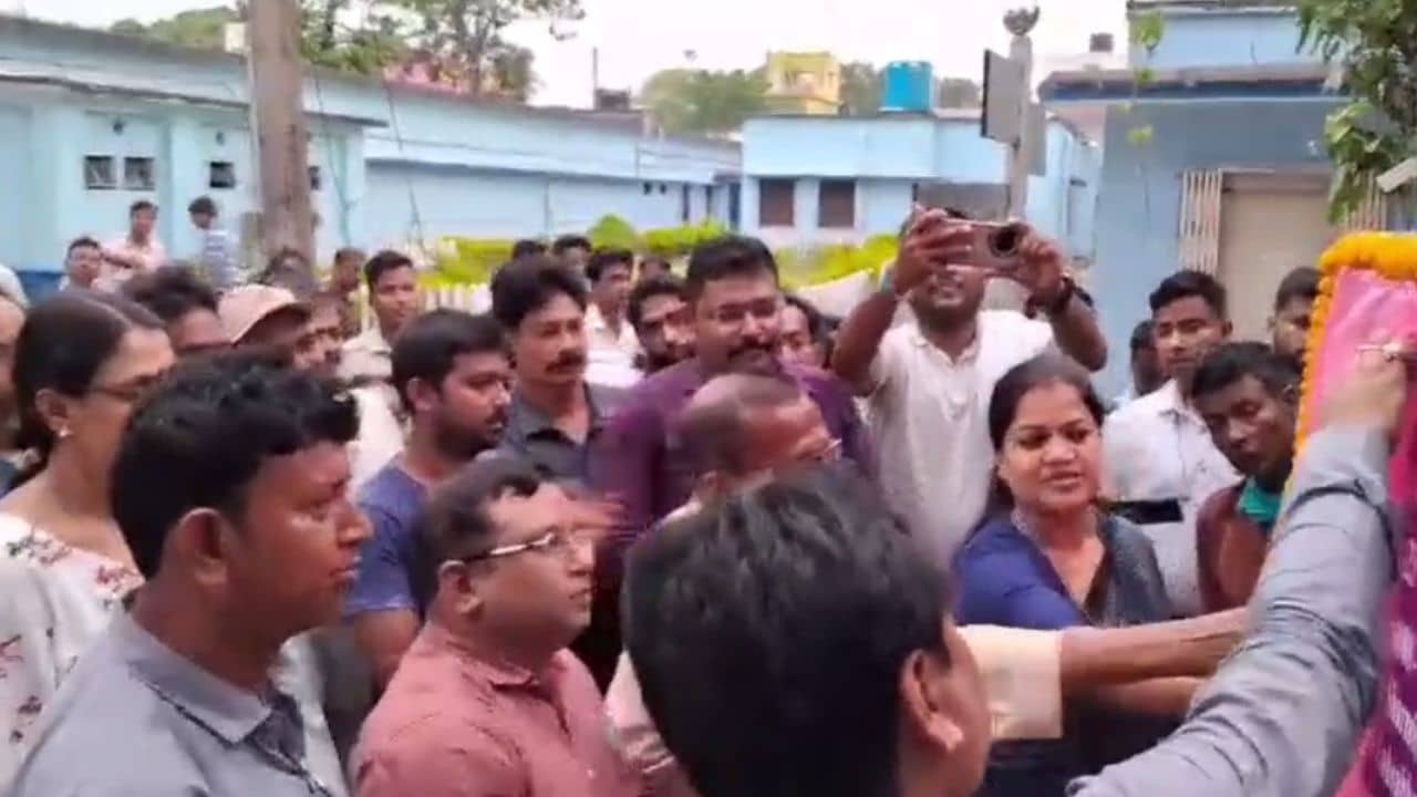 Bardhaman: সরকারি পোর্টালে ঢুকে একা-একাই বাতিল হয়ে যাচ্ছে টেন্ডার, পুলিশের কাছে ছুটলেন BDO