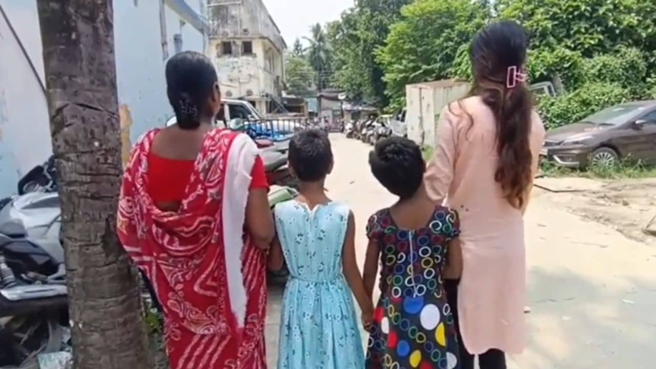 South 24 Parganas: ক্লাস সেভেনের ছেলেই কিনা...  বিকালে খেলার ফাঁকে বাঁশবাগানে ডেকে নিয়ে গিয়ে খেলার সঙ্গী নাবালিকার সঙ্গে যা করল...