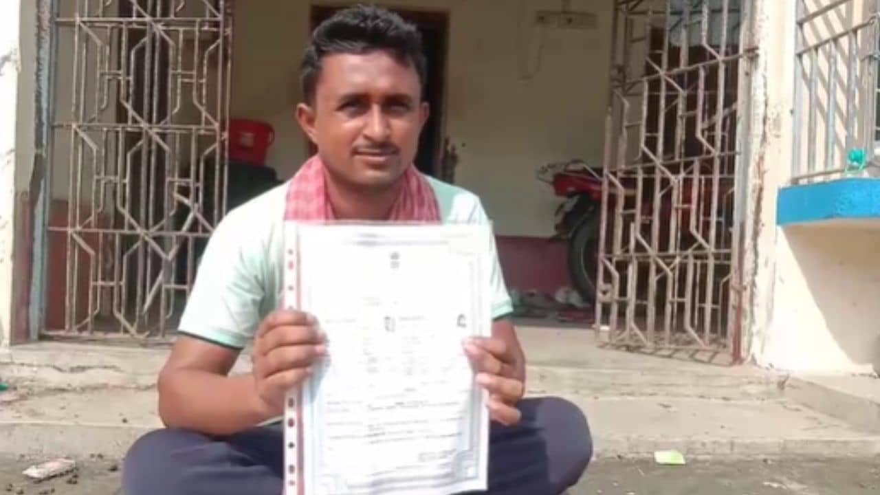 Basirhat: বৌ ফিরিয়ে দাও, ধরনায় বসলেন স্বামী