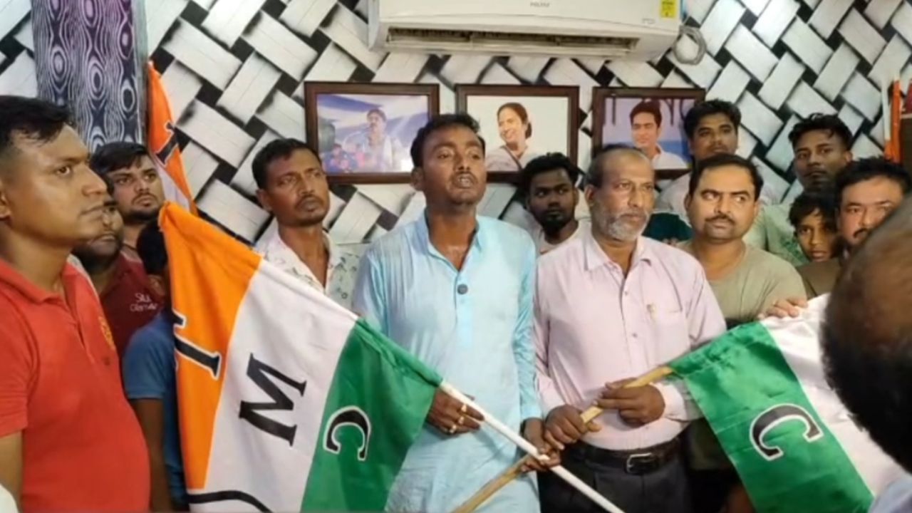 TMC News: 'ভালবেসে' ISF-এ যাওয়া শওকত ঘনিষ্ঠের দাদার তৃণমূলে 'ঘর ওয়াপসি', ৪৮ ঘণ্টায় হাওয়া বদল ফুরফুরায় TMC News: 'ভালবেসে' ISF-এ যাওয়া শওকত ঘনিষ্ঠের দাদার তৃণমূলে 'ঘর ওয়াপসি', ৪৮ ঘণ্টায় হাওয়া বদল ফুরফুরায়
