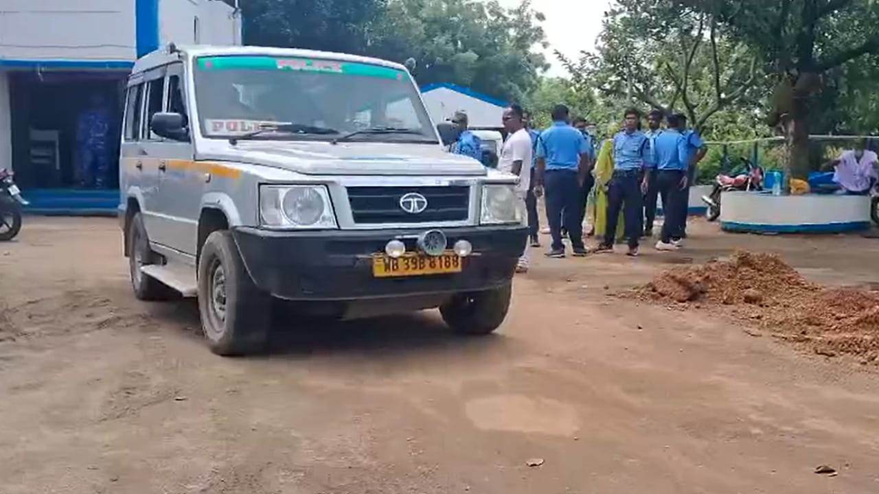Birbhum: মা কাজে যেতেই নিজের মেয়ের উপরেই ঝাঁপিয়ে পড়ত বাবা, বিয়ে বাড়িতেই ফাঁস সব কুকীর্তি Birbhum: মা কাজে যেতেই নিজের মেয়ের উপরেই ঝাঁপিয়ে পড়ত বাবা, বিয়ে বাড়িতেই ফাঁস সব কুকীর্তি