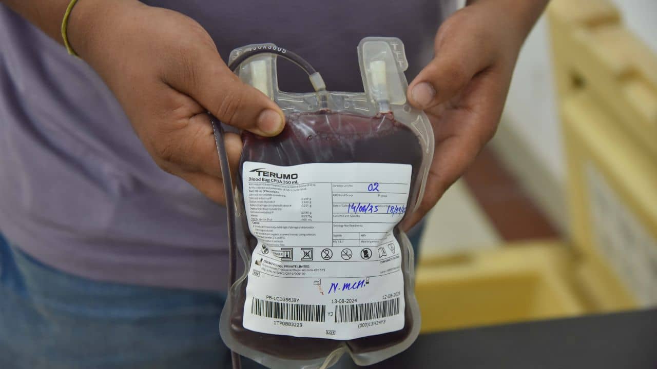 Blood Black Market: মাথায় পরা হেলমেট, টার্গেট অভাবীরা! সরকারি হাসপাতালের সামনেই বিকোচ্ছে রক্তের পাউচ