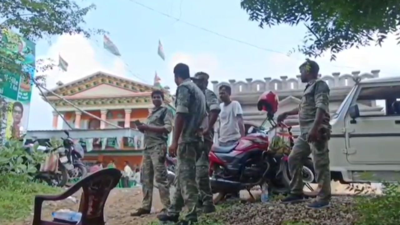Burdwan: গোষ্ঠীকোন্দলে তপ্ত বর্ধমান, হল বোমাবাজি Burdwan: গোষ্ঠীকোন্দলে তপ্ত বর্ধমান, হল বোমাবাজি