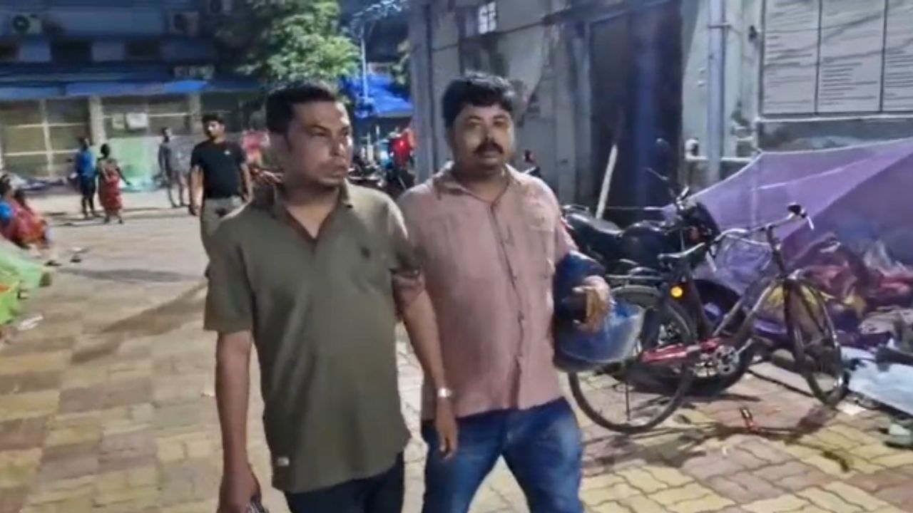 Burdwan: তৃণমূল বিধায়কের বাড়ির কাছেই আক্রান্ত বিজেপি নেতা, তুমুল চর্চা Burdwan: তৃণমূল বিধায়কের বাড়ির কাছেই আক্রান্ত বিজেপি নেতা, তুমুল চর্চা