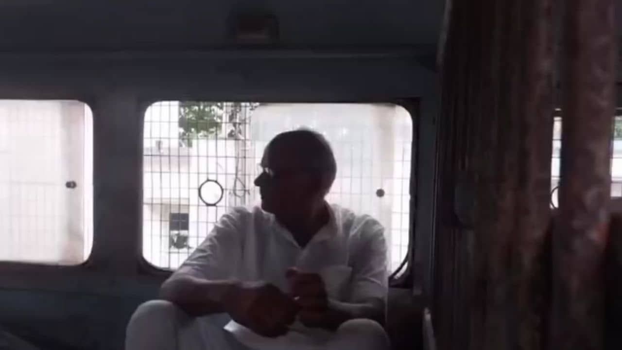 Burdwan: বাড়ি দেখানোর নাম করে ডেকেছিল দাদু, শোওয়ার ঘরে নিয়ে যেতেই বুদ্ধি খেলে যায় নাবালিকার... দাদুকে পাঠাল শ্রীঘরে