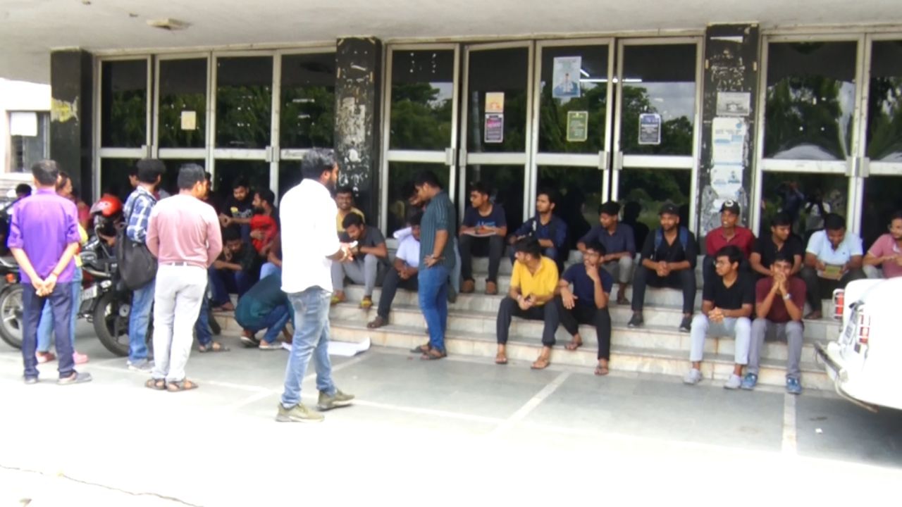 Burdwan: ফি জমা করেননি, বর্ধমানে পরীক্ষায় বসতেই পারলেন না ২০০ পড়ুয়া, প্ল্যাকার্ড হাতে তুমুল বিক্ষোভ Burdwan: ফি জমা করেননি, বর্ধমানে পরীক্ষায় বসতেই পারলেন না ২০০ পড়ুয়া, প্ল্যাকার্ড হাতে তুমুল বিক্ষোভ
