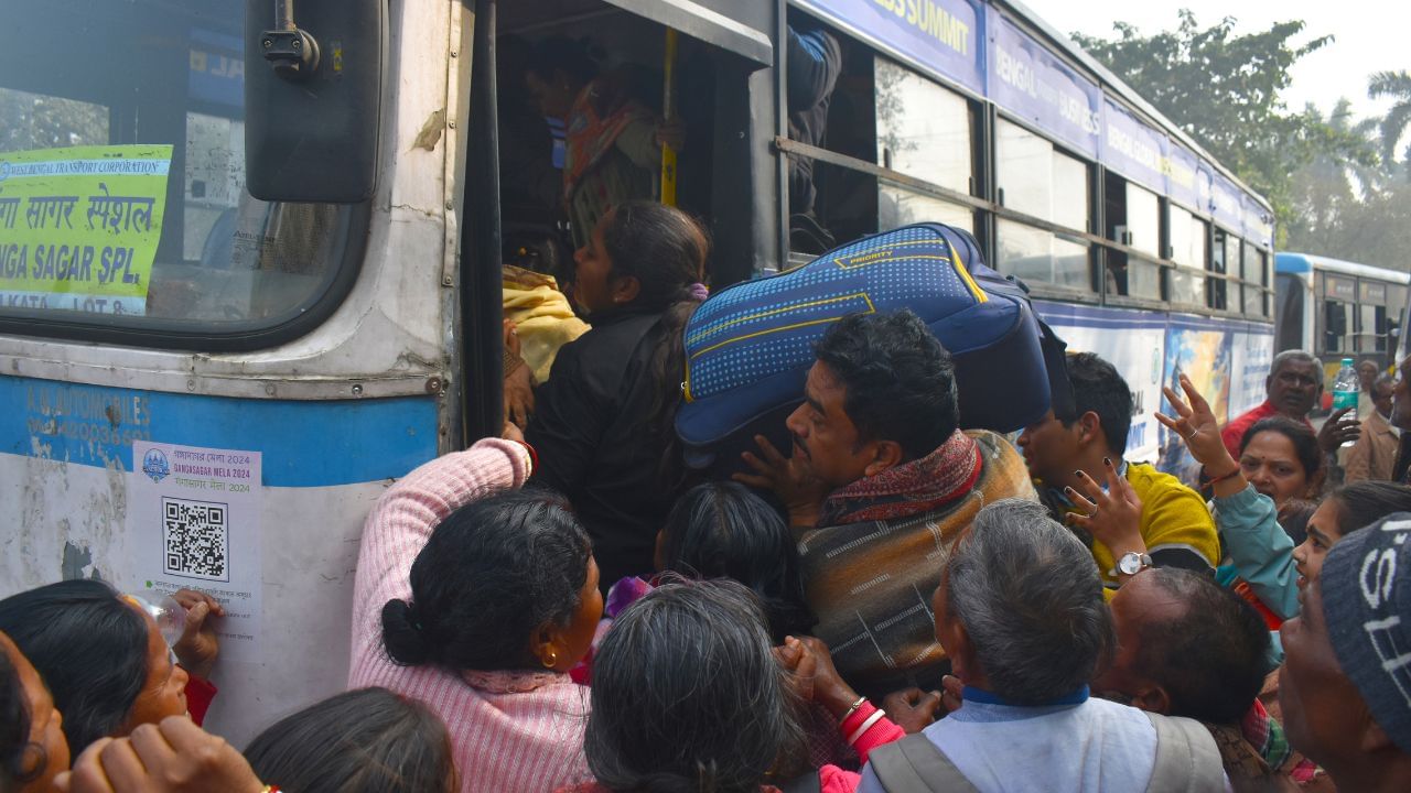 Bus Strike: ঠায় দাঁড়িয়ে ৫০০টি বাস, গড়াচ্ছে না চাকা! অফিস টাইমে নয়া অনিশ্চয়তা Bus Strike: ঠায় দাঁড়িয়ে ৫০০টি বাস, গড়াচ্ছে না চাকা! অফিস টাইমে নয়া অনিশ্চয়তা