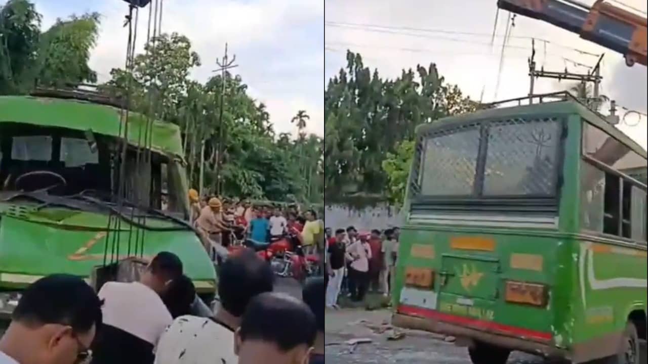 Bus Accident: বাইককে বাঁচাতে গিয়ে ভয়ঙ্কর পরিণতি বাসের! মৃত ২, হাসপাতালে ভর্তি ১৩