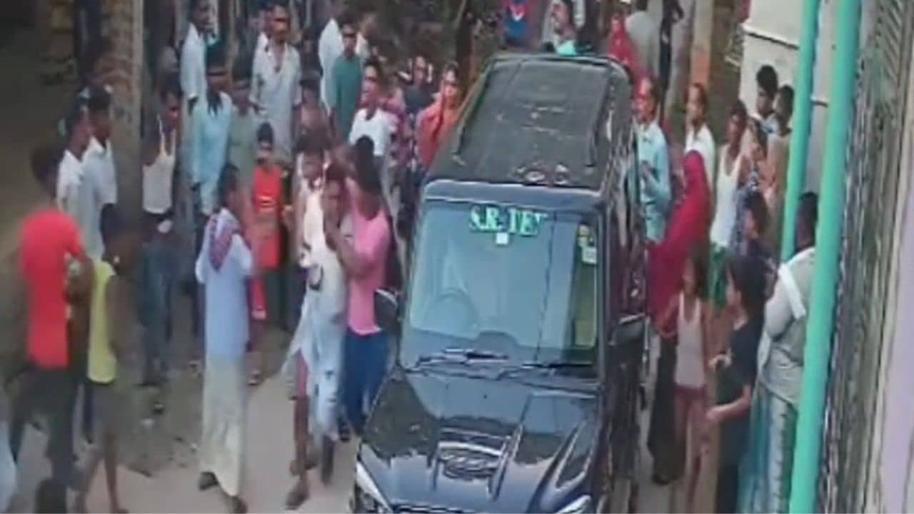 Malda: তোলা না দেওয়ায় ব্যবসায়ীকে মারতে মারতে নিয়ে যাচ্ছে দুষ্কৃতীরা, হাঁ করে দেখছে লোকজন, সিসিটিভি ফুটেজে ধরা পড়ল হাড়হিম ঘটনা